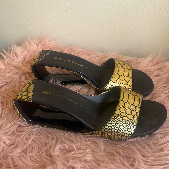 A beautiful pair of unique shoes - Picture 1 of 3